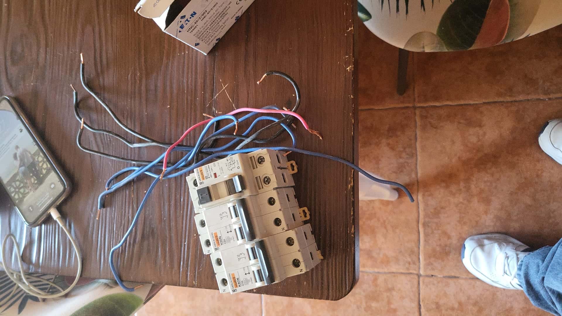Instalación de magnetotérmicos Eaton sobre mesa antes del montaje en cuadro
