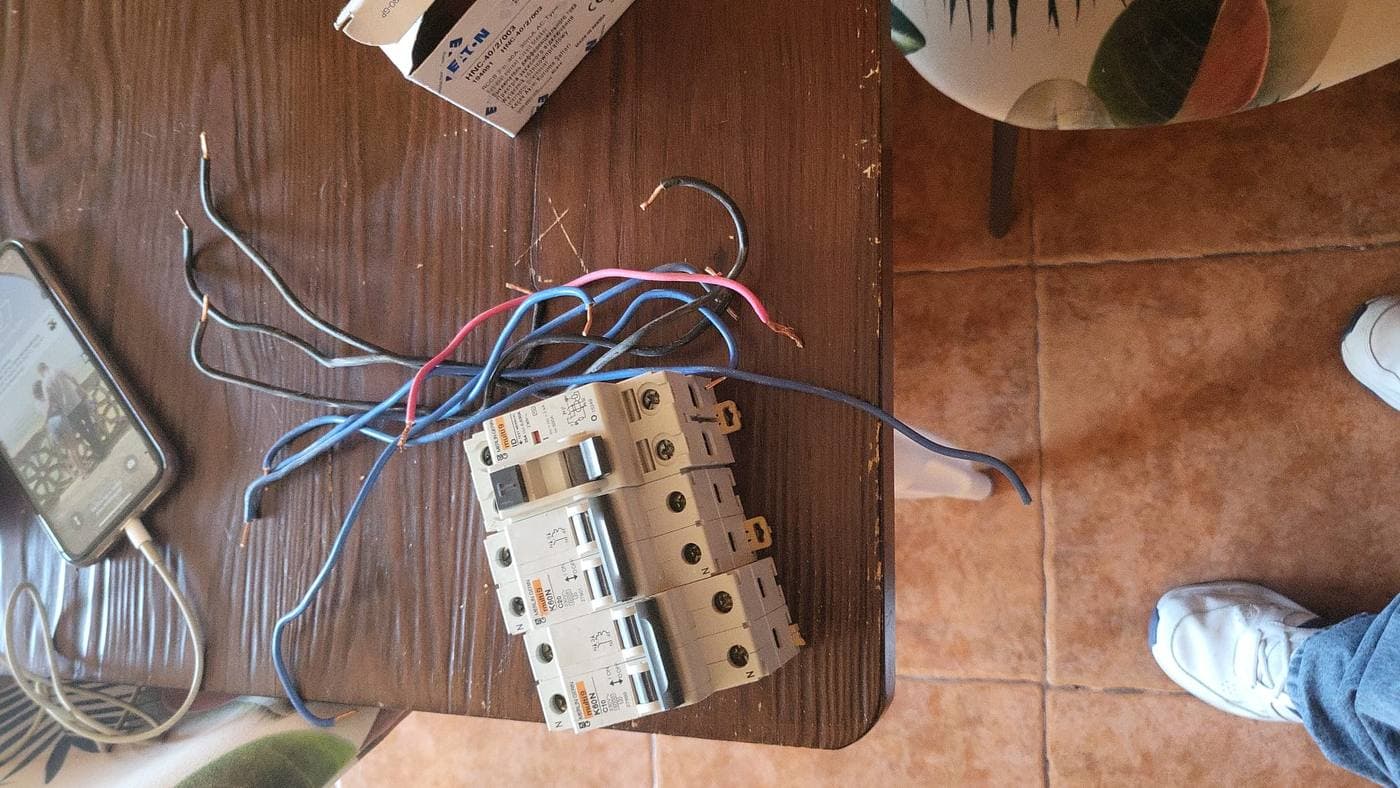 Instalación de magnetotérmicos Eaton en un cuadro eléctrico durante un curso de electricista
