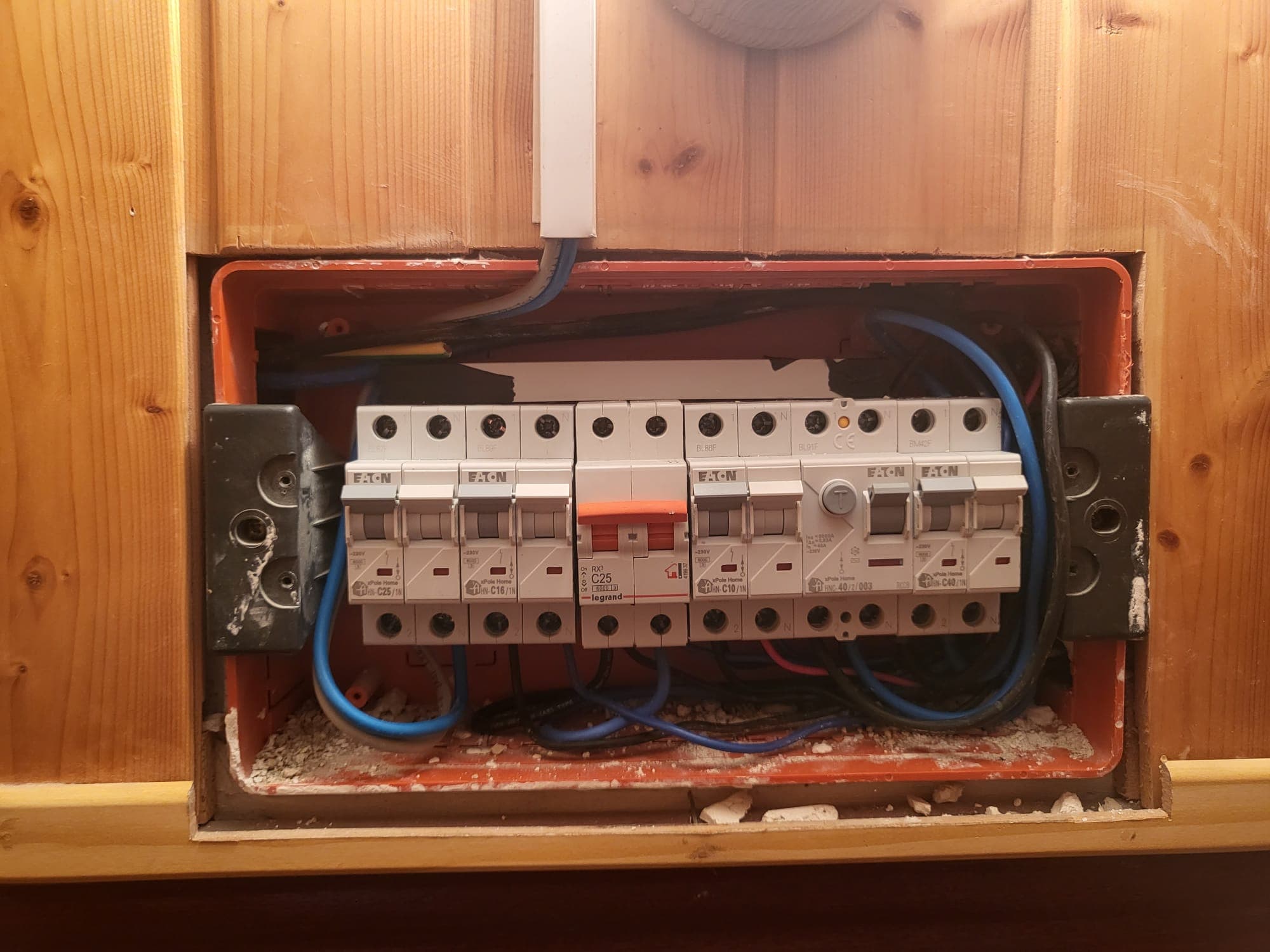 Electricista trabajando en un cuadro eléctrico de comunidad protegido por seguro de responsabilidad civil profesional