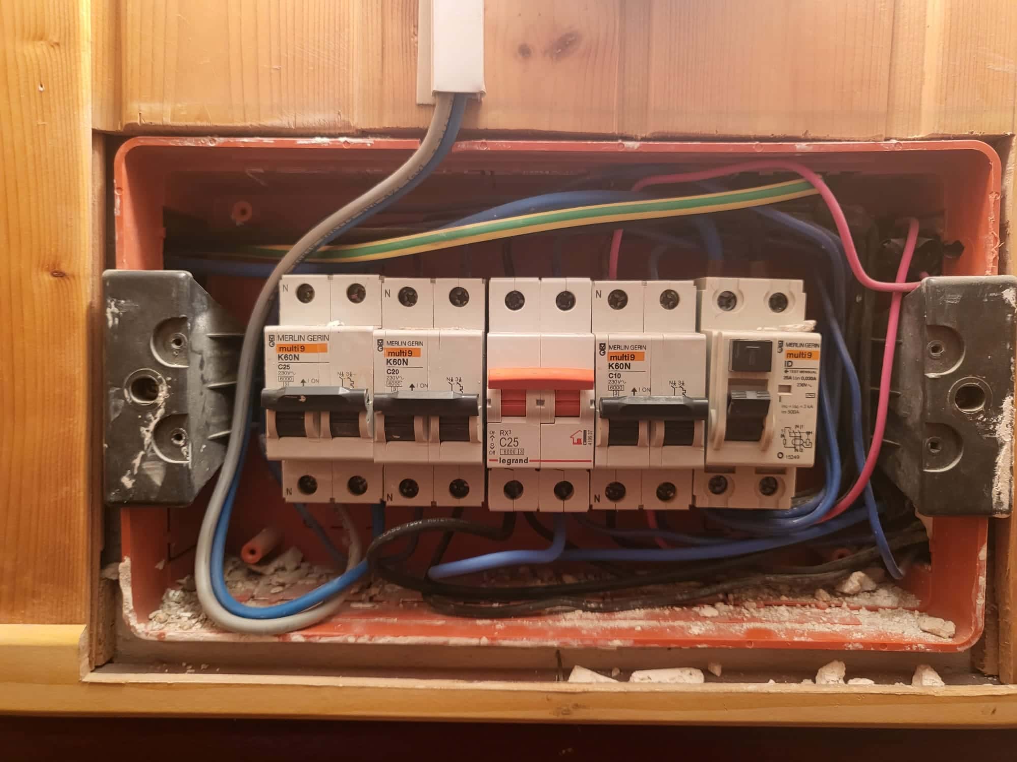 Cuadro eléctrico Merlin Gerin para vivienda particular con magnetotérmicos modulares