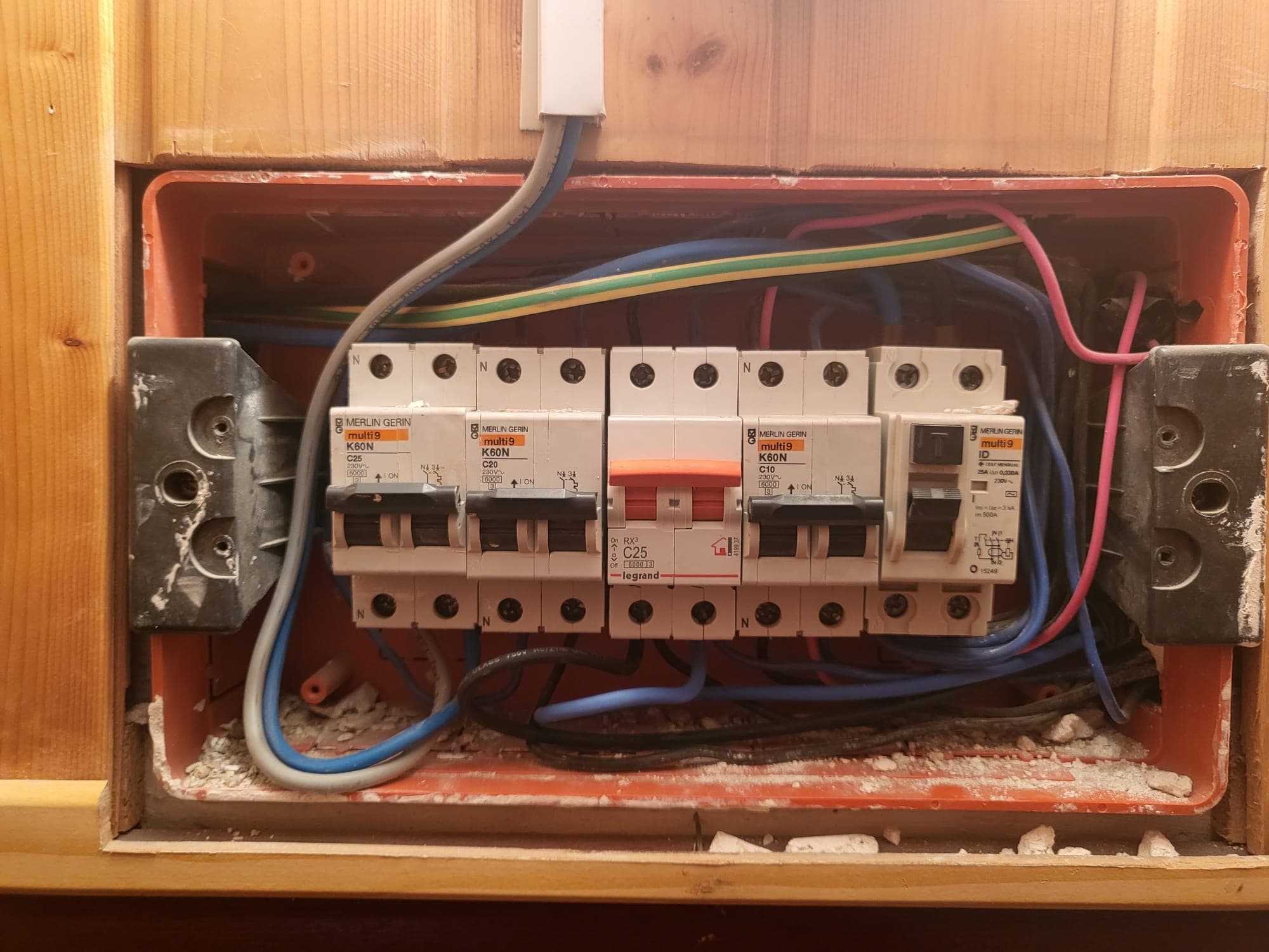 Electricista atendiendo una visita técnica en una vivienda particular tras desplazamiento