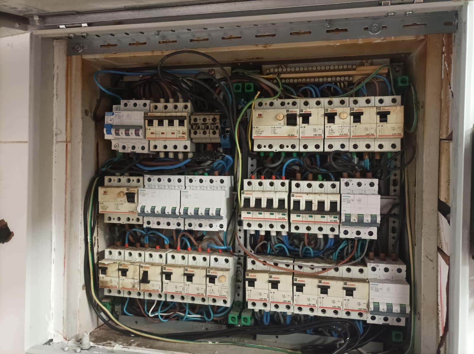 Cuadro general de comunidad de vecinos con magnetotérmicos y diferenciales Hager organizados